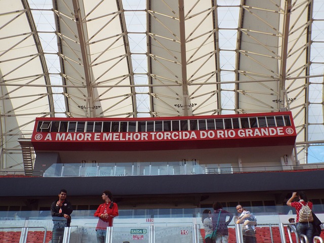 由英格兰足 由英格兰足